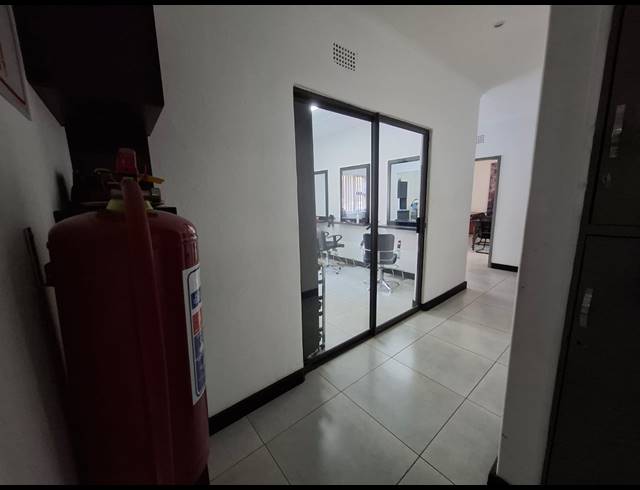 1,040M² OFFICE FOR SALE IN VANDERBIJLPARK SW 5